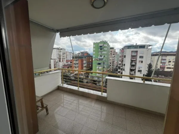 Tirane, jepet me qera apartament 2+1+Ballkon Kati 7, 112 m² 1.100 € (BLLOKU)