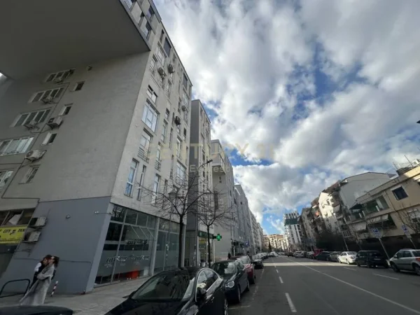 Tirane, jepet me qera zyre Kati 4, 106 m² 1.200 € (Komuna e Parisit)