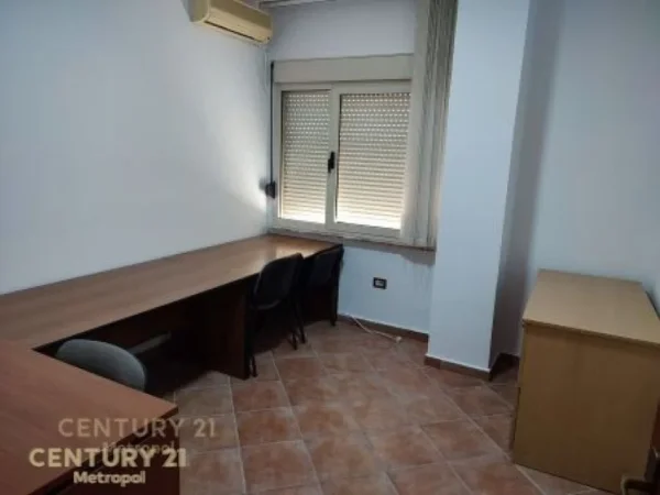 Tirane, jepet me qera ambjent biznesi Kati 7, 130 m² 700 € (Bulevardi Zogu 1)