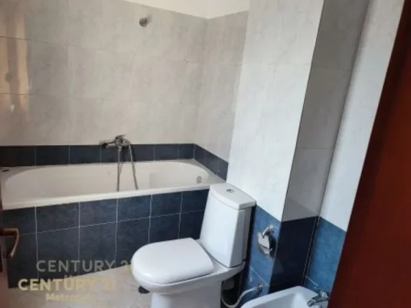 Tirane, jepet me qera ambjent biznesi Kati 7, 130 m² 700 € (Bulevardi Zogu 1)