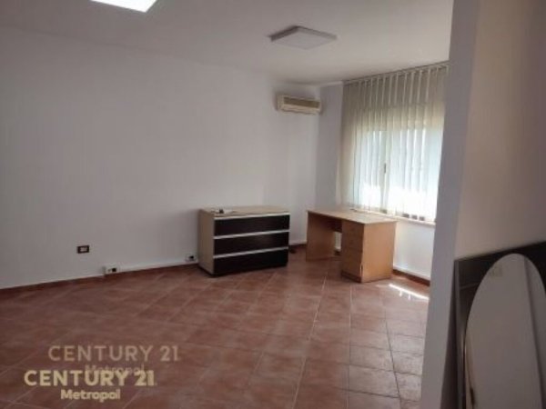 Tirane, jepet me qera ambjent biznesi Kati 7, 130 m² 700 € (Bulevardi Zogu 1)