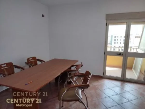 Tirane, jepet me qera ambjent biznesi Kati 7, 130 m² 700 € (Bulevardi Zogu 1)