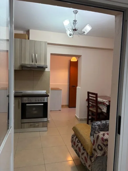 Tirane, jepet me qera apartament 1+1 Kati 1, 50 m² 250 € (Rruga Lord Bajron Laprake , rrugica perball gjykates administrative)
