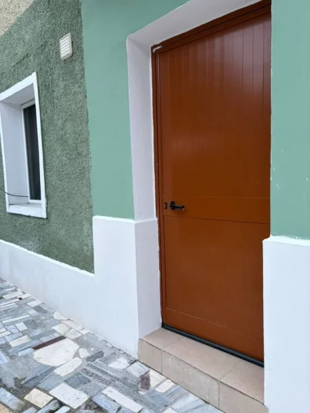 Tirane, jepet me qera apartament 1+1 Kati 1, 50 m² 250 € (Rruga Lord Bajron Laprake , rrugica perball gjykates administrative)