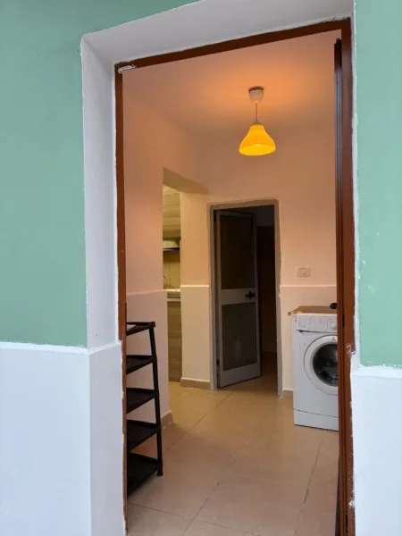 Tirane, jepet me qera apartament 1+1 Kati 1, 50 m² 250 € (Rruga Lord Bajron Laprake , rrugica perball gjykates administrative)