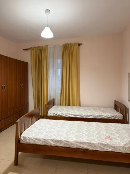 Tirane, jepet me qera apartament 1+1 Kati 1, 50 m² 250 € (Rruga Lord Bajron Laprake , rrugica perball gjykates administrative)