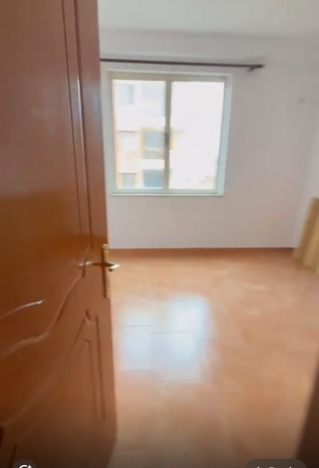Tirane, jepet me qera apartament 2+1+Ballkon Kati 5, 110 m² 350 € Yzberisht