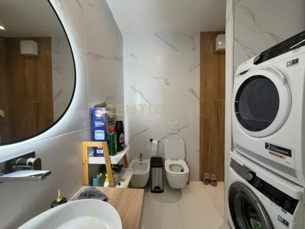 Tirane, shitet apartament 3+1 Kati 5, 205 m² 235.000 € 