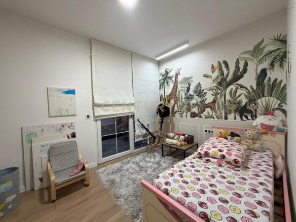 Tirane, shitet apartament 3+1 Kati 5, 205 m² 235.000 € 