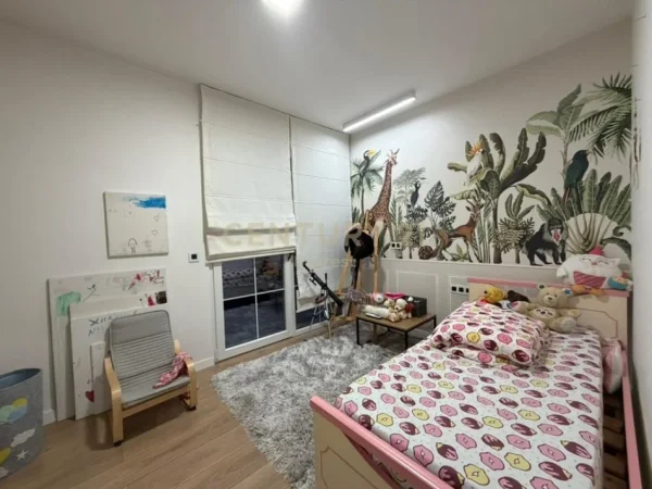 Tirane, shitet apartament 3+1 Kati 5, 205 m² 235.000 € 