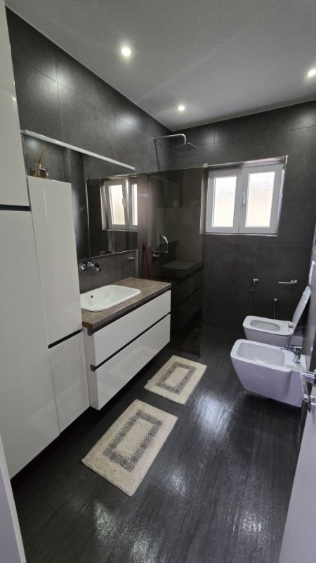 Tirane, jepet me qera apartament 2+1+Ballkon Kati 2, 115 m² 650 € (sauk)