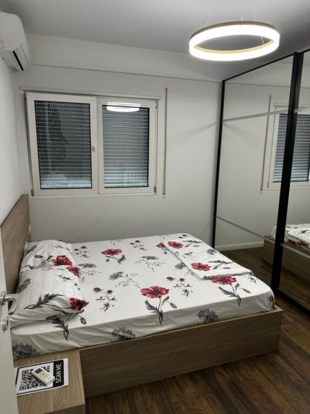 Tirane, jepet me qera apartament 1+1+Ballkon Kati 4, 54 m² 700 € (rr.Robert Shvarc ,Komuna e Parisit)