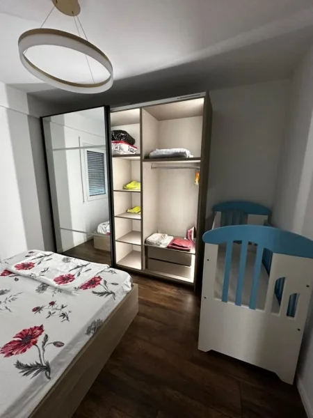 Tirane, jepet me qera apartament 1+1+Ballkon Kati 4, 54 m² 700 € (rr.Robert Shvarc ,Komuna e Parisit)