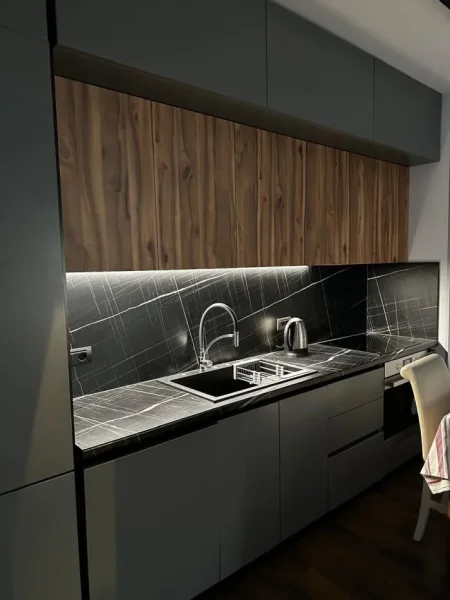 Tirane, jepet me qera apartament 1+1+Ballkon Kati 4, 54 m² 700 € (rr.Robert Shvarc ,Komuna e Parisit)