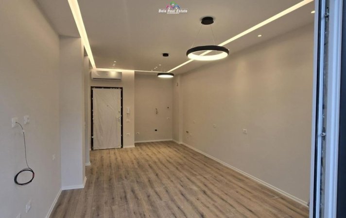 Tirane, jepet me qera Kati 6, 60 m² 700 € (Rruga Viktor Efitimu)