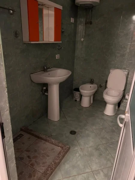 Tirane, jepet me qera apartament 2+1 Kati 3, 90 m² 420 € 