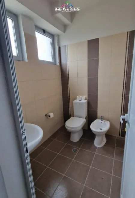 Tirane, jepet me qera magazine Kati 2, 720 m² 2.200 € (Prush)