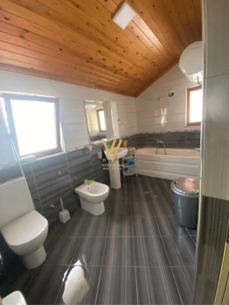 Tirane, jepet me qera apartament 1+1+Ballkon Kati 3, 75 m² 400 € (FRESKU)