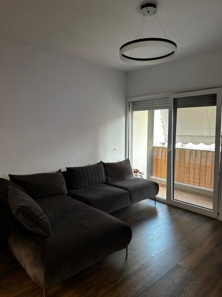 Tirane, jepet me qera apartament 1+1 Kati 4, 54 m² 700 € (Komuna e Parisit)