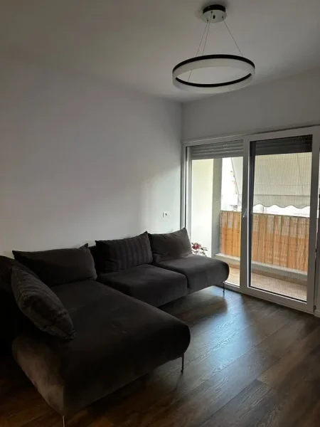 Tirane, jepet me qera apartament 1+1 Kati 4, 54 m² 700 € (Komuna e Parisit)
