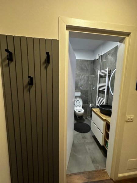 Tirane, jepet me qera apartament 1+1 Kati 4, 54 m² 700 € (Komuna e Parisit)