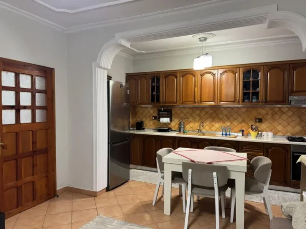 Tirane, jepet me qera shtepi 2+1 Kati 0, 420 m² 650 € (Rruga Hava Murati)