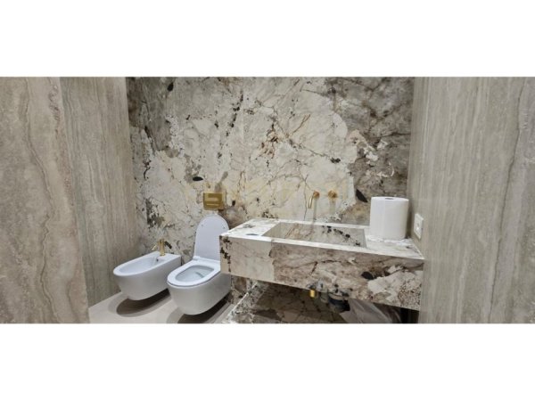 Tirane, jepet me qera zyre Kati 1, 150 m² 3.000 € (rruga e kosovareve)