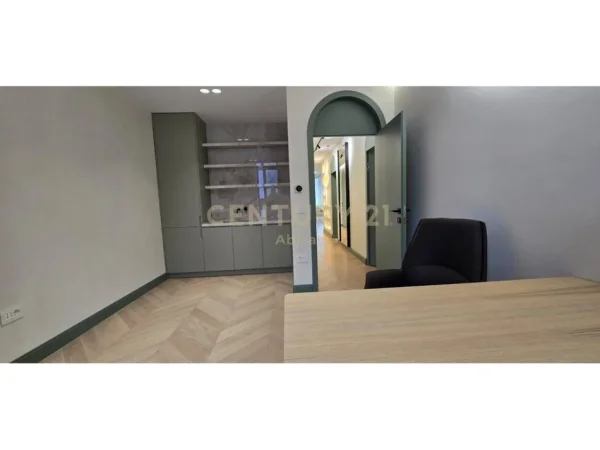 Tirane, jepet me qera zyre Kati 1, 150 m² 3.000 € (rruga e kosovareve)