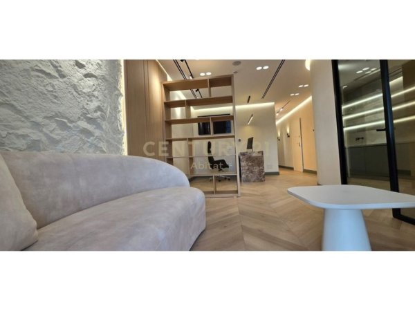 Tirane, jepet me qera zyre Kati 1, 150 m² 3.000 € (rruga e kosovareve)