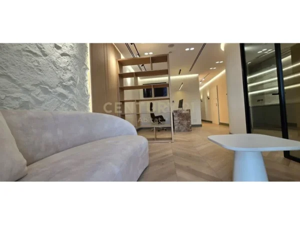 Tirane, jepet me qera zyre Kati 1, 150 m² 3.000 € (rruga e kosovareve)