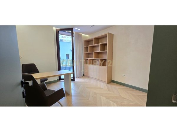 Tirane, jepet me qera zyre Kati 1, 150 m² 3.000 € (rruga e kosovareve)