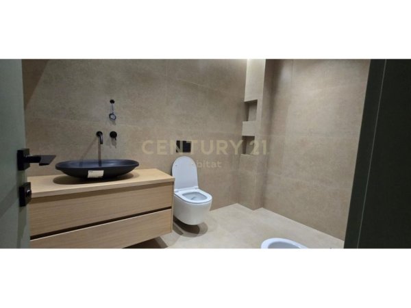 Tirane, jepet me qera zyre Kati 1, 150 m² 3.000 € (rruga e kosovareve)