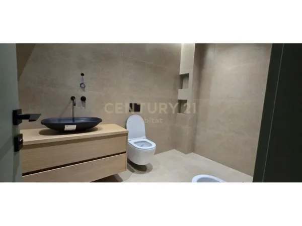 Tirane, jepet me qera zyre Kati 1, 150 m² 3.000 € (rruga e kosovareve)