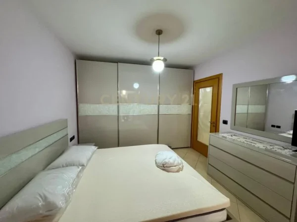 Tirane, jepet me qera apartament 2+1 Kati 3, 80 m² 650 € (Prane Colossie)