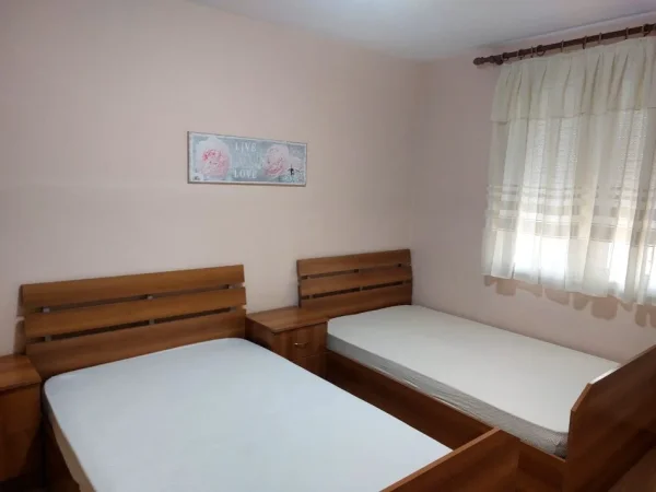 Tirane, jepet me qera apartament 2+1+Ballkon Kati 4, 85 m² 700 € (21 DHJETORI)