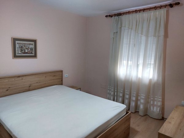Tirane, jepet me qera apartament 2+1+Ballkon Kati 4, 85 m² 700 € (21 DHJETORI)