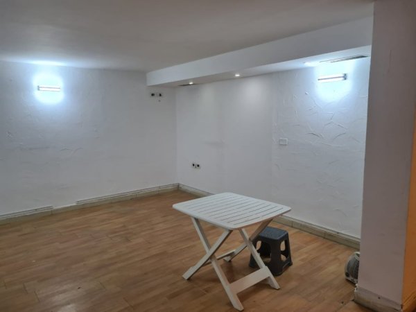 Tirane, jepet me qera ambjent biznesi Kati -1, 50 m² 350 € (Stadiumi Dinamo)