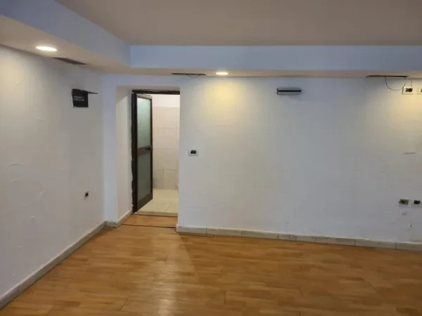 Tirane, jepet me qera ambjent biznesi Kati -1, 50 m² 350 € (Stadiumi Dinamo)