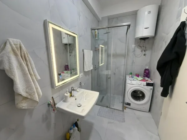 Tirane, jepet me qera apartament 1+1 Kati 5, 65 m² 