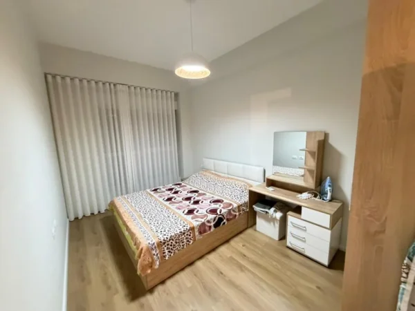 Tirane, jepet me qera apartament 1+1 Kati 5, 65 m² 
