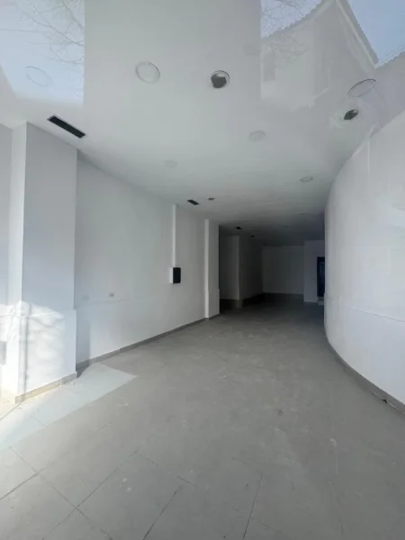 Tirane, jepet me qera dyqan Kati 0, 112 m² 800 € (RRUGA E ELBASANIT)