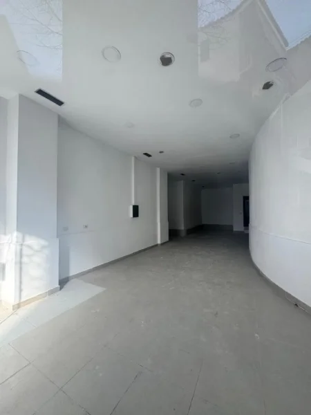 Tirane, jepet me qera dyqan Kati 0, 112 m² 800 € (RRUGA E ELBASANIT)