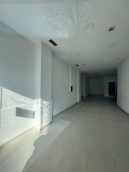Tirane, jepet me qera dyqan Kati 0, 112 m² 800 € (RRUGA E ELBASANIT)