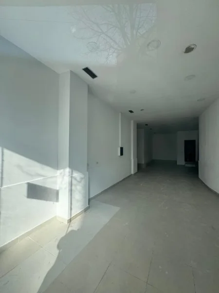 Tirane, jepet me qera dyqan Kati 0, 112 m² 800 € (RRUGA E ELBASANIT)