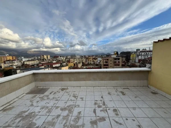 Tirane, jepet me qera apartament 1+1 Kati 9, 76 m² 500 € (Rruga Ferit Xhajko)