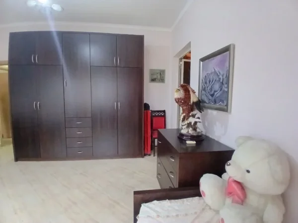Tirane, jepet me qera apartament 2+1+Ballkon Kati 5, 105 m² 500 € (Shkolla cajupi)