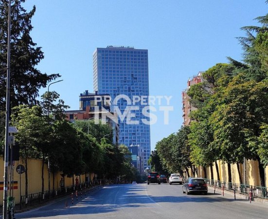 Tirane, jepet me qera dyqan Kati 0, 107 m² 2.500 € (Coin)
