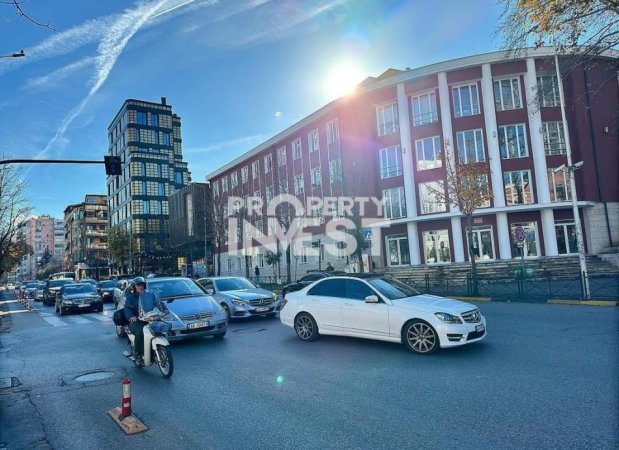 Tirane, jepet me qera dyqan Kati 0, 107 m² 2.500 € (Coin)