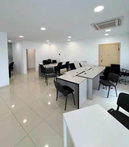 Tirane, jepet me qera zyre Kati 2, 187 m² 2.500 € (KOMPLEKSI DELIJORGJI)