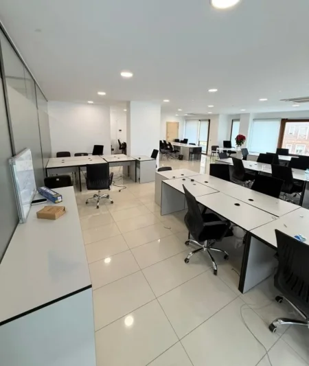 Tirane, jepet me qera zyre Kati 2, 187 m² 2.500 € (KOMPLEKSI DELIJORGJI)